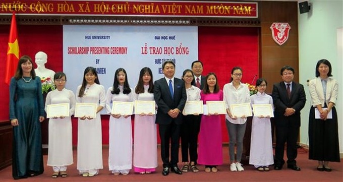 Hue students receive scholarships from Japan - 1 Hue students receive scholarships from Japan - 1