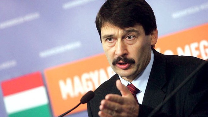 Hungarian President begins State visit to Vietnam - 1