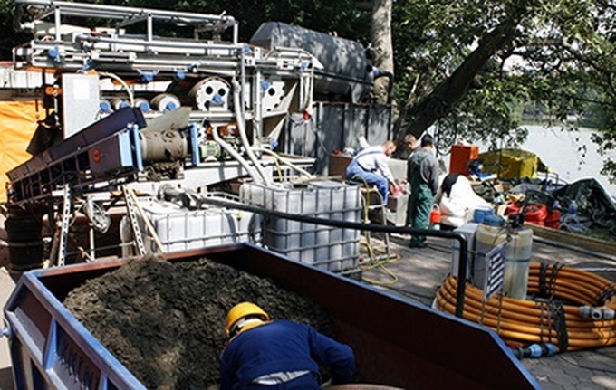 Removing mud will clean up Hoan Kiem Lake - 1 Removing mud will clean up Hoan Kiem Lake - 1