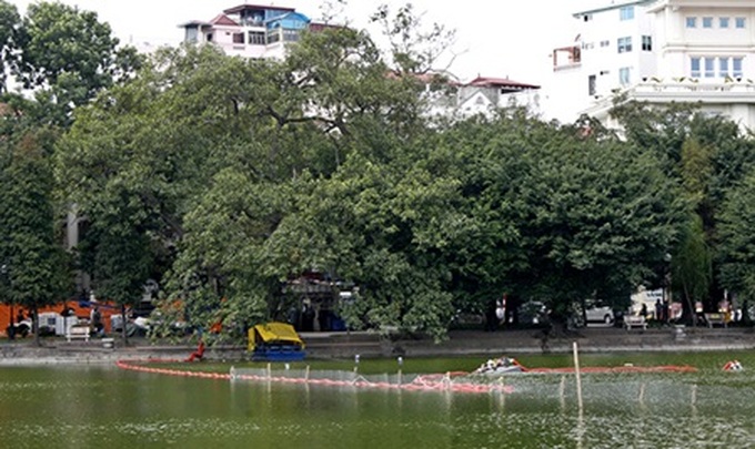 Removing mud will clean up Hoan Kiem Lake - 2 Removing mud will clean up Hoan Kiem Lake - 2