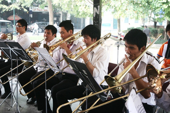 Street music hits Hanoi - 2
