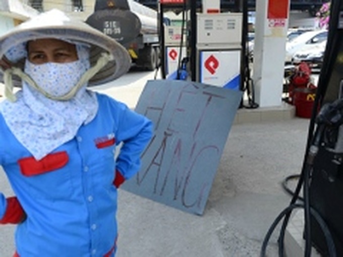 HCMC gas stations stop selling, wait for price hike - 1
