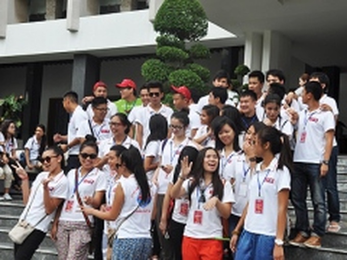 Overseas Vietnamese attending 2012 Summer Camp come to HCMC - 1