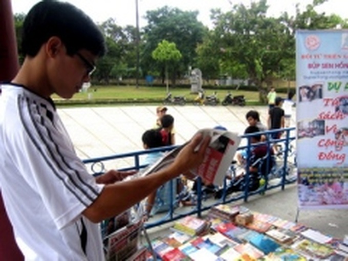 Hue City offers free book reading at park - 1