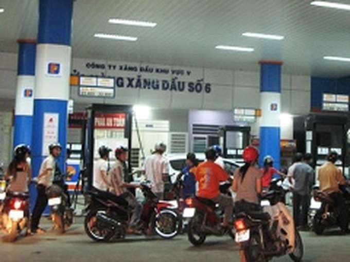 Petrol price rises 900 dong a liter, to VND23,800 - 1 Petrol price rises 900 dong a liter, to VND23,800 - 1