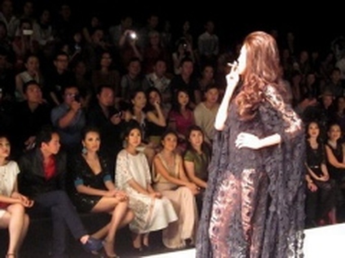 By smoking on catwalk, model raises debate - 1 By smoking on catwalk, model raises debate - 1