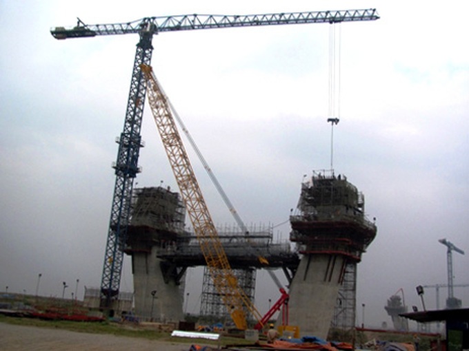 Japanese contractor requests compensation for slow Nhat Tan Bridge project - 1