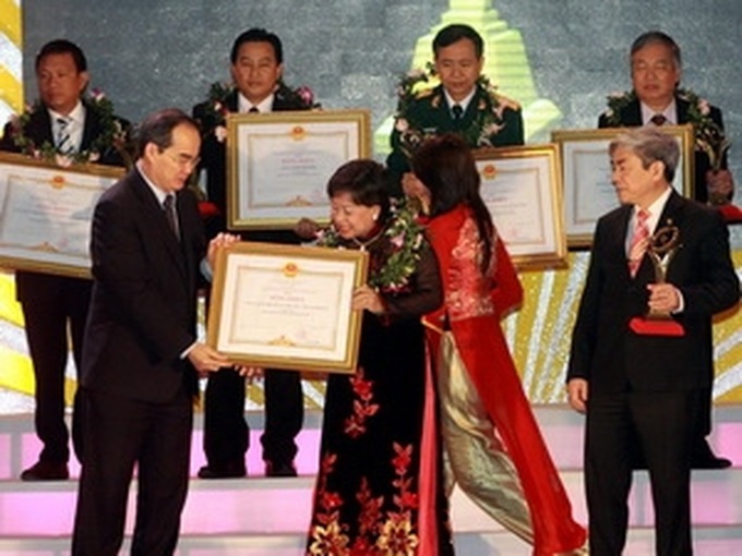 Vietnamese enterprises receive National Quality Awards - 1