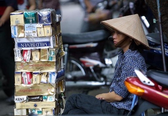 Vietnam law bans smoking in public - 1