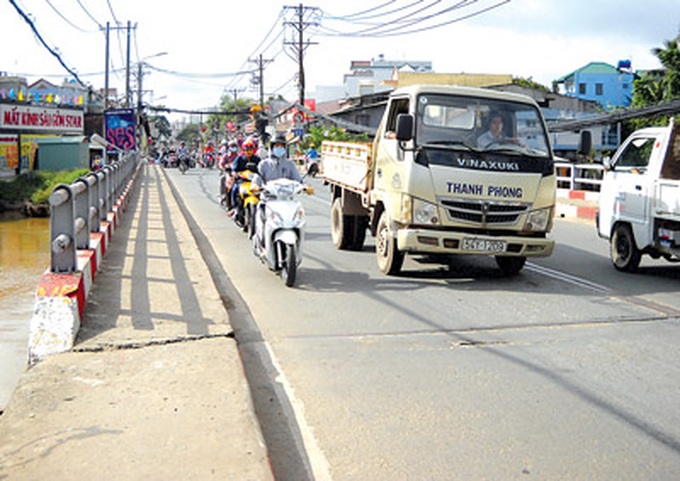 Heavy traffic burdens decades old weak bridges in HCMC - 1 Heavy traffic burdens decades old weak bridges in HCMC - 1