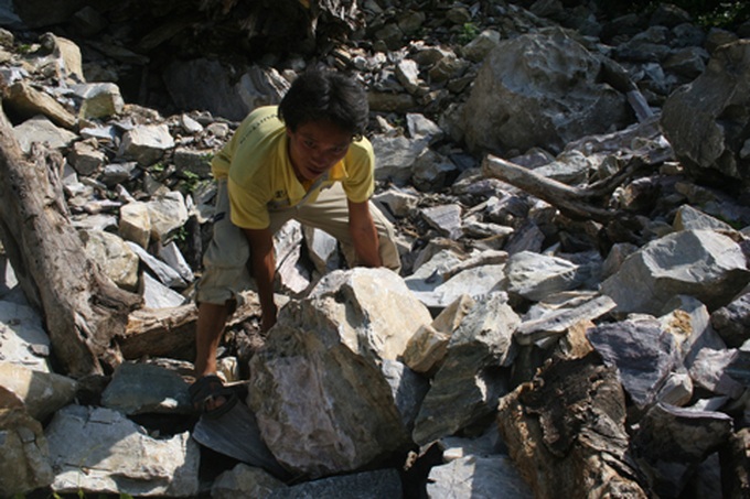 Ornamental stone hunters scour mountainous commune - 2