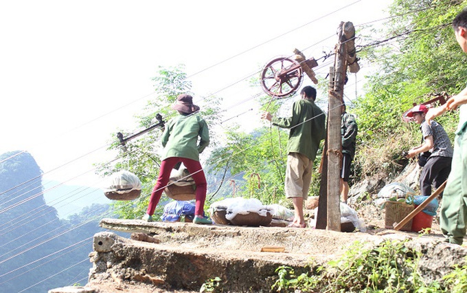Farmers invent cable car to carry custard apples from mountains - 1