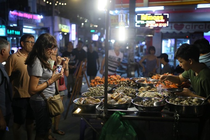 HCM City pedestrian street attracts thousands of visitors on opening day - 7 HCM City pedestrian street attracts thousands of visitors on opening day - 7