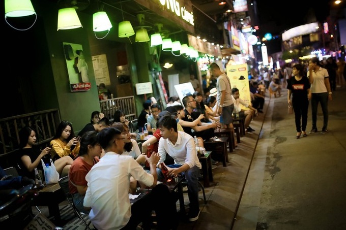 HCM City pedestrian street attracts thousands of visitors on opening day - 5 HCM City pedestrian street attracts thousands of visitors on opening day - 5