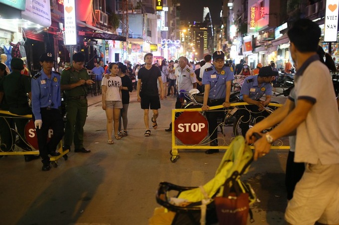 HCM City pedestrian street attracts thousands of visitors on opening day - 4 HCM City pedestrian street attracts thousands of visitors on opening day - 4