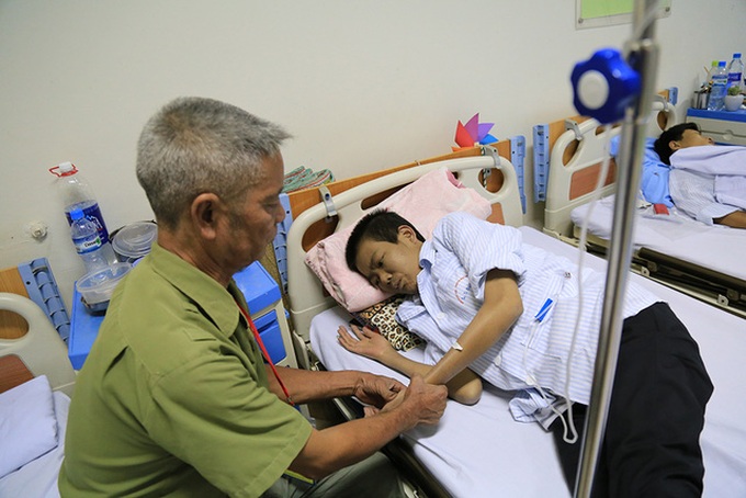 Father calls for help for son - 2