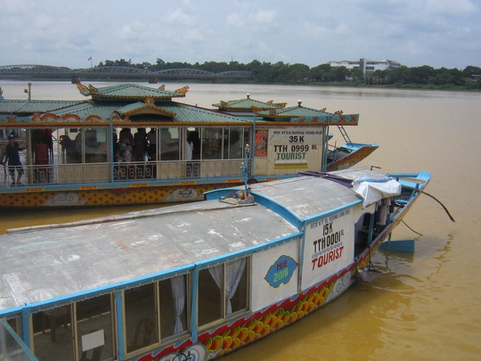 Hue's famous river turns muddy - 1 Hue's famous river turns muddy - 1