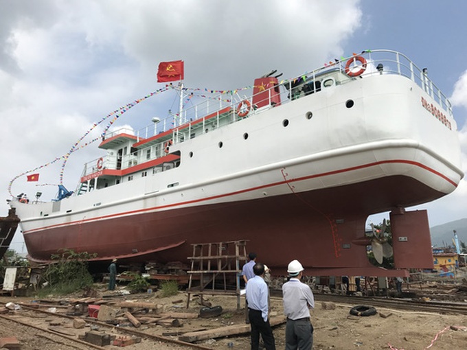 Biggest fishery logistics vessel in central Vietnam launched - 1