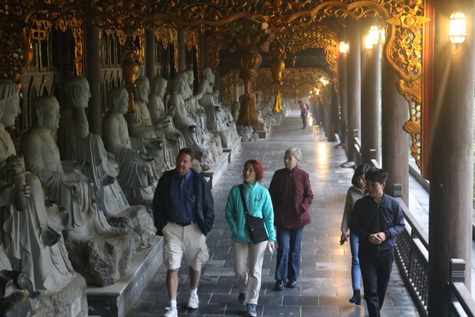 Kong director returns Vietnam with his family - 3