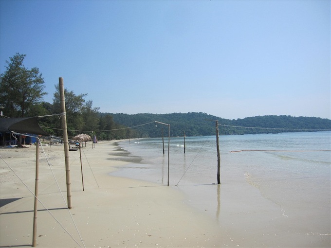 Rough seas strand thousands on Co To Island - 1