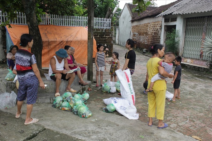 Residents in Hanoi’s flooded areas receive donations - 7 Residents in Hanoi’s flooded areas receive donations - 7