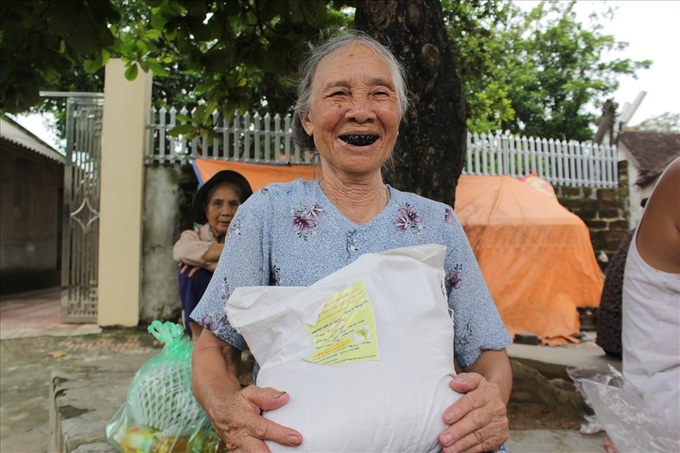 Residents in Hanoi’s flooded areas receive donations - 5 Residents in Hanoi’s flooded areas receive donations - 5