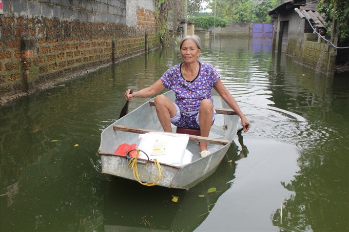 Residents in Hanoi’s flooded areas receive donations - 3 Residents in Hanoi’s flooded areas receive donations - 3