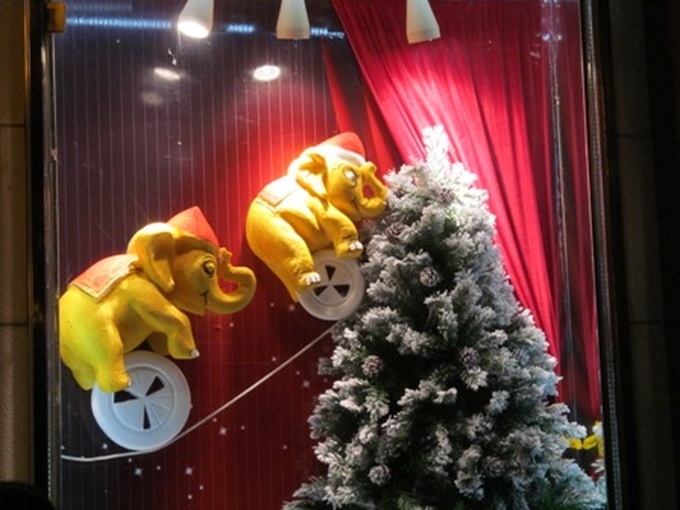 Boisterous Christmas atmosphere in HCM City - 10