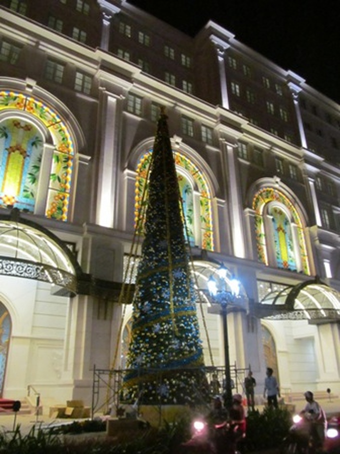 Boisterous Christmas atmosphere in HCM City - 8