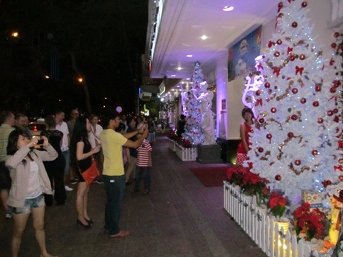 Boisterous Christmas atmosphere in HCM City - 11