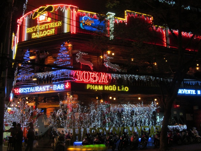 Boisterous Christmas atmosphere in HCM City - 19