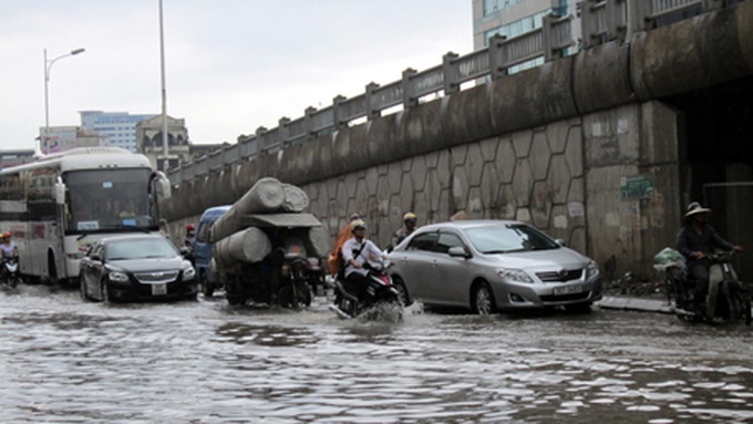 Early rain floods Hanoi - 5