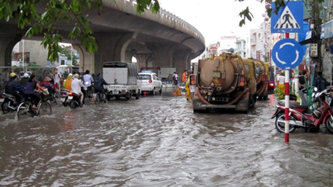 Early rain floods Hanoi - 6