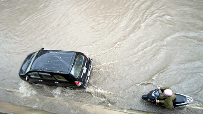 Early rain floods Hanoi - 7