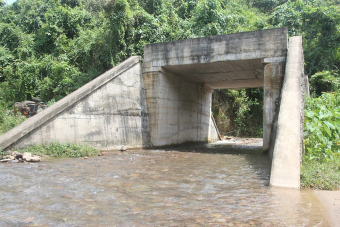 Villagers risk lives crossing stream after bridges swept away - 5