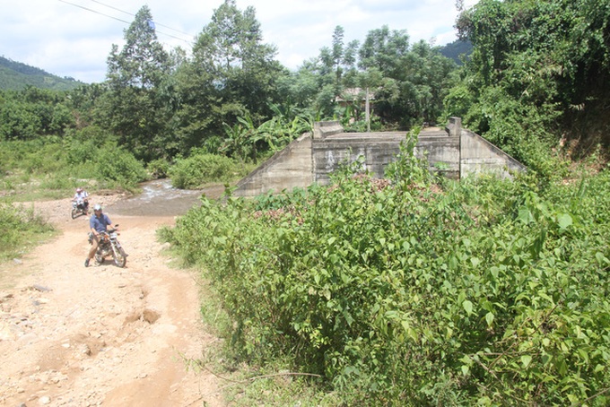 Villagers risk lives crossing stream after bridges swept away - 6