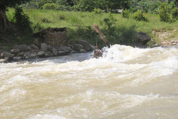 Villagers risk lives crossing stream after bridges swept away - 4