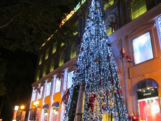 Boisterous Christmas atmosphere in HCM City - 17