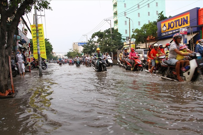 High tides submerge HCM City streets - 3
