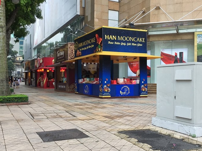 Mooncake stalls blatantly encroach on Hanoi pavements - 7