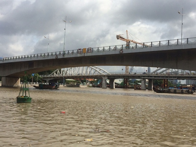 500-tonne barge sinks on Saigon River - 1