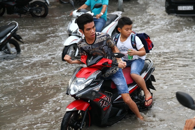 High tides submerge HCM City streets - 4