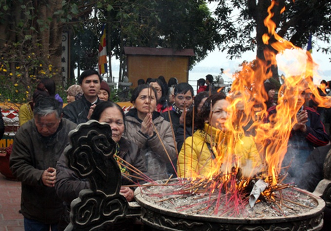Visitors flock to pagodas for first full moon festival - 3