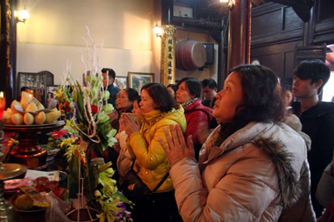 Visitors flock to pagodas for first full moon festival - 4