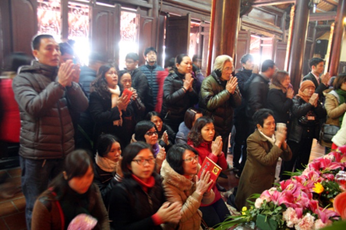Visitors flock to pagodas for first full moon festival - 5