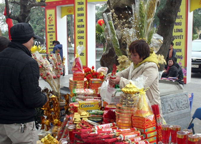 Visitors flock to pagodas for first full moon festival - 6