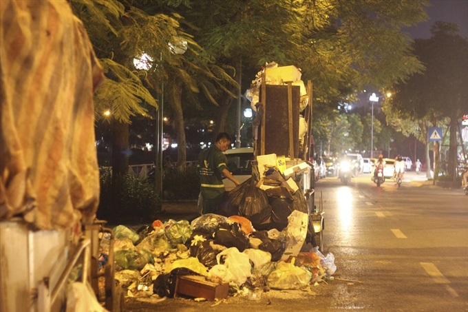 Hanoi waste treatment complex dispute sees rubbish pile up - 3 Hanoi waste treatment complex dispute sees rubbish pile up - 3