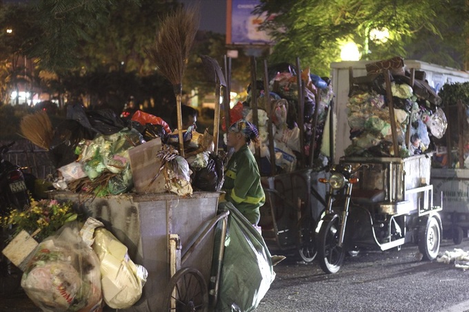 Hanoi waste treatment complex dispute sees rubbish pile up - 2 Hanoi waste treatment complex dispute sees rubbish pile up - 2