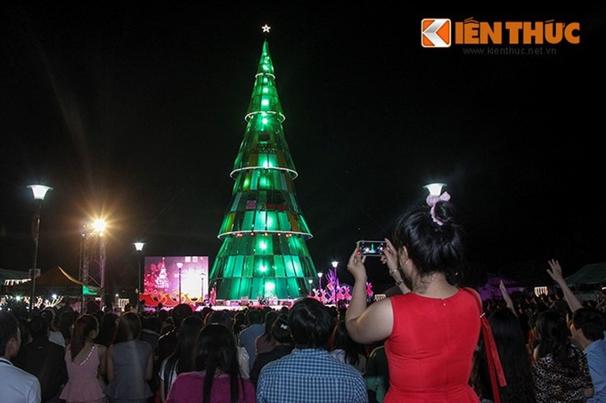 Vietnam’s highest Christmas tree lit up in Binh Duong - 1