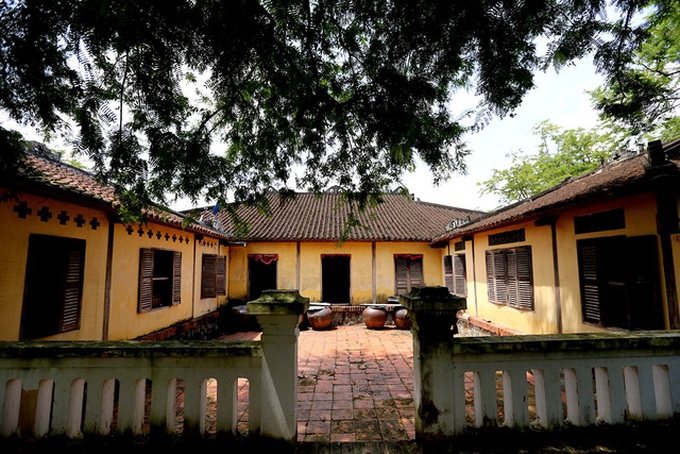 Old house with 120 wooden pillars in Long An - 2